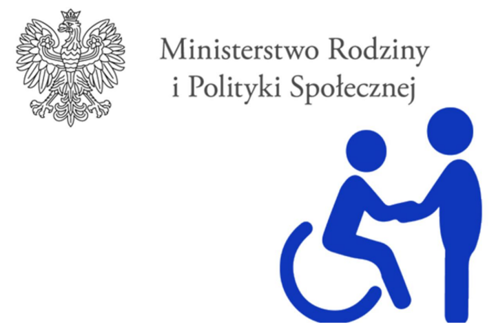 Logo Ministerstwa Rodziny i Polityki Społecznej po prawej niebieska grafika osoby na wózku i pomagającej jej osoby